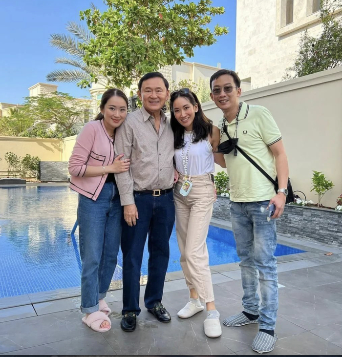 ·他信大女儿萍通塔（右二）。