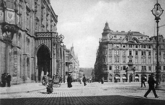 布拉格，老城广场：左侧为市政厅，右侧为奥佩尔特大楼，卡夫卡一家自1913年11月起住在顶楼。