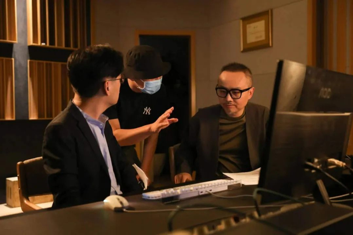 　　△疫情好转后，主创团队终于可以相聚线下拍摄