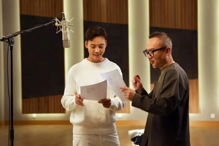 　　△音乐人陈少琪和歌手陈伟霆沟通歌词内容