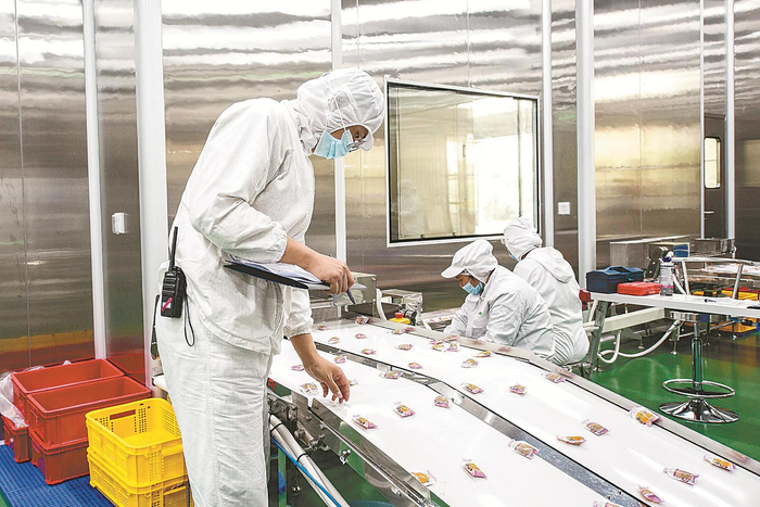 繁昌经济开发区溜溜果园企业员工在生产线上忙碌。    本报通讯员 肖本祥 摄