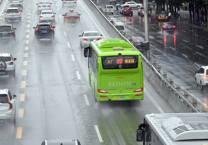 817路公交车驶向郎家园。 