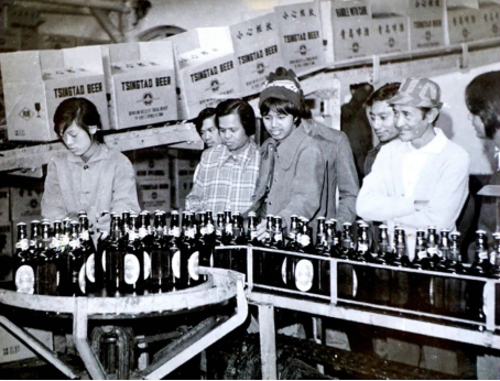 1975年香港海员参观青岛啤酒厂。路小军摄