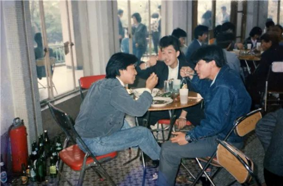 上世纪九十年代，市民正在餐厅喝啤酒。逄淑才摄