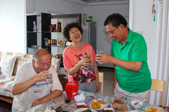 2015年9月，“朋友来家做客，抑制不住内心的欢悦。”张振忠摄