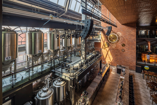 青岛啤酒·时光海岸精酿啤酒花园，光影下的精酿工坊，独具魅力。平老虎摄