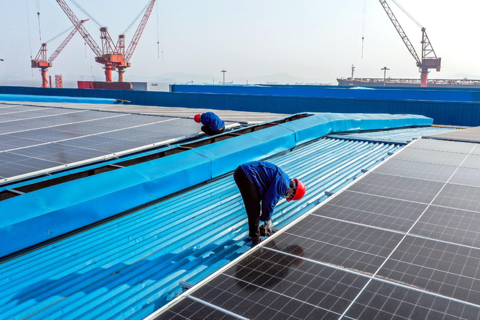 2022年1月18日，浙江省首个“不拆瓦”BIPV（光伏建筑一体化）屋顶光伏项目。图/ic