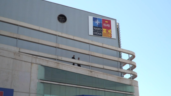 当地时间2022年6月29日，西班牙马德里，北约峰会期间，警察在屋顶巡逻。 图源 视觉中国