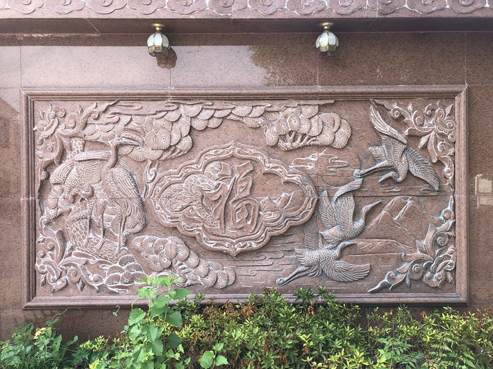 　蓝色印记残留的两块浮雕画，图片来源：时代财经拍摄