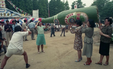 1991年，游客错位拍照的方式在今天仍然流行。隋以进摄