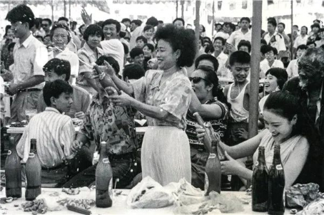 1992年，这种打扮时髦的女士喝酒的很少见。王晓兵摄
