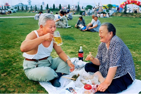 1997年，“老伴今儿个开了戒”。董庚兴摄