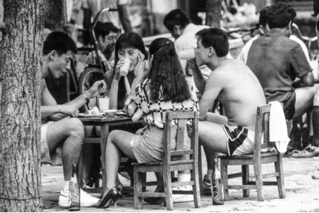 1992年拍摄于青岛益都路啤酒大排档。马琳摄