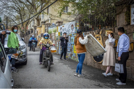 青岛老街一幕：骑车提一袋啤酒回家。李鹏摄