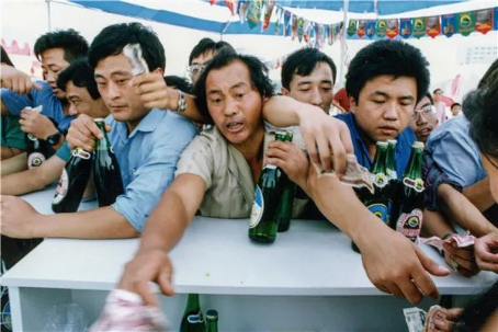 1992年，第二届青岛国际啤酒节期间，当时买酒是限量的。王晓兵摄