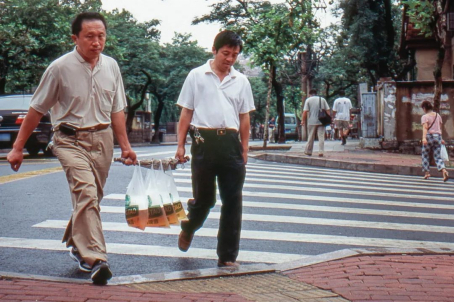 2009年青岛街头一幕。对外地人而言，塑料袋装啤酒的确甚是奇特。徐晓旸摄