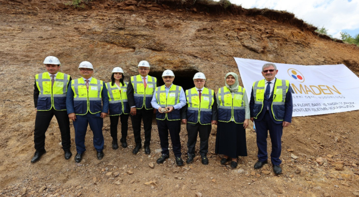 注：土耳其能源和自然资源部长Bakan Dönmez参观Beylikova地区的新稀土矿田