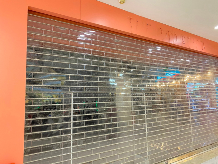 调色师北京新中关购物中心店门头品牌Logo已被撤掉。