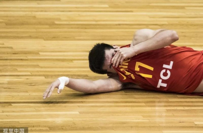 “在我的身边，有个篮球明星，多数时间我只能在电视上看到他，在手机上跟他说话，他就是我的哥哥——孙铭徽。”