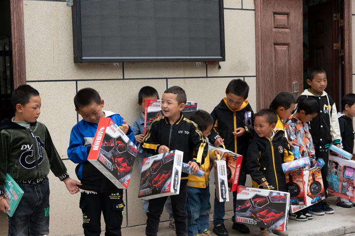 　　图：雨托村的孩子们拿到了喜欢的玩具