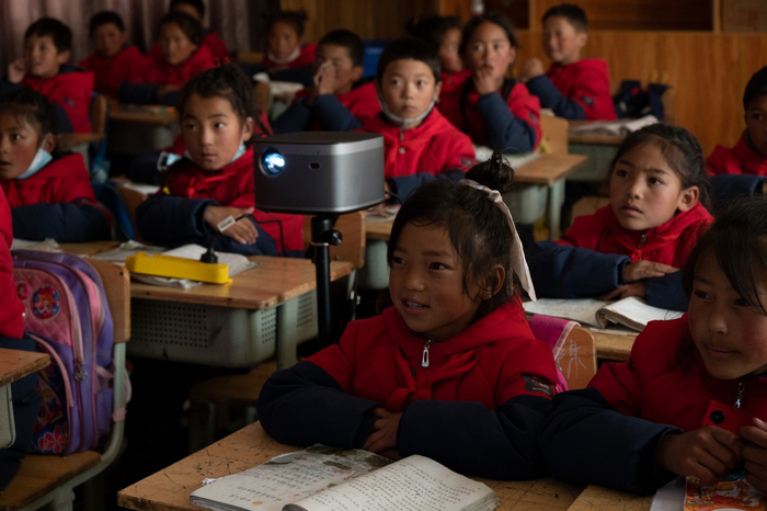 　　图：错阿镇中心小学的学生们用投影观看视频