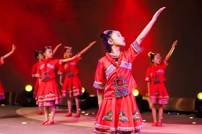 　　▲6所邕宁区区镇小学献上精彩演出