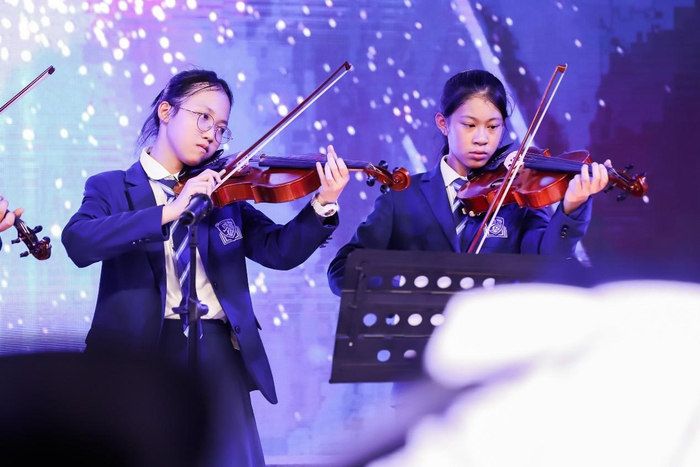 　　▲哈罗礼德学校学生以音乐为载体，为教育助力