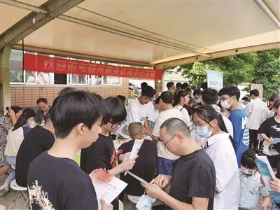 6月26日下午，姜山镇中学，职高招生咨询会现场。