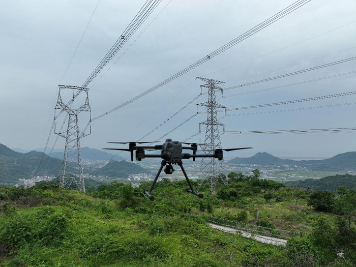 　　图丨利用S400进行电力巡检作业