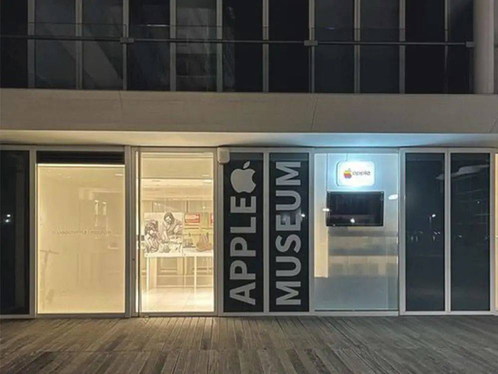 晚上的 All About Apple 博物馆. 图片来自：Facebook @aaamuseum