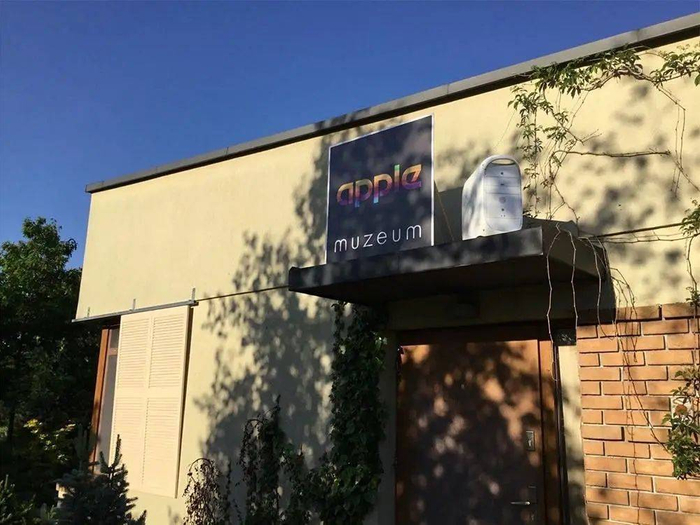 Jacek Lupina 早期在自己房子开设的苹果博物馆. 图片来自：iMagazine