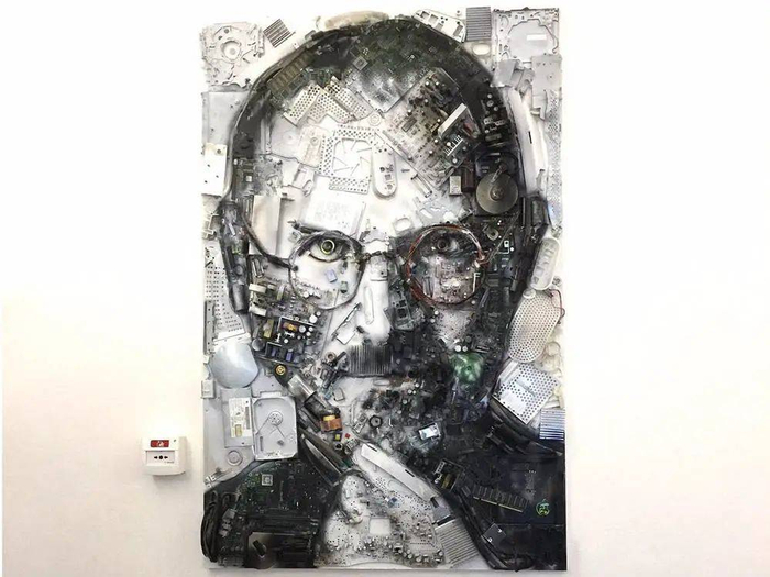 用 iMac G3 零件拼成的乔布斯肖像. 图片来自：Business Insider