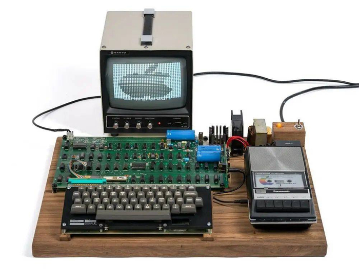 参与拍卖的 Apple-1 电脑. 图片来自：eBay