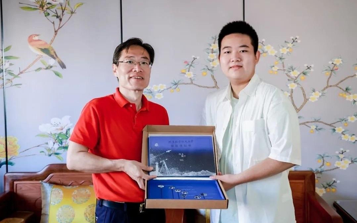&nbsp;王冠洋和父亲成为了北航校友。 受访者供图