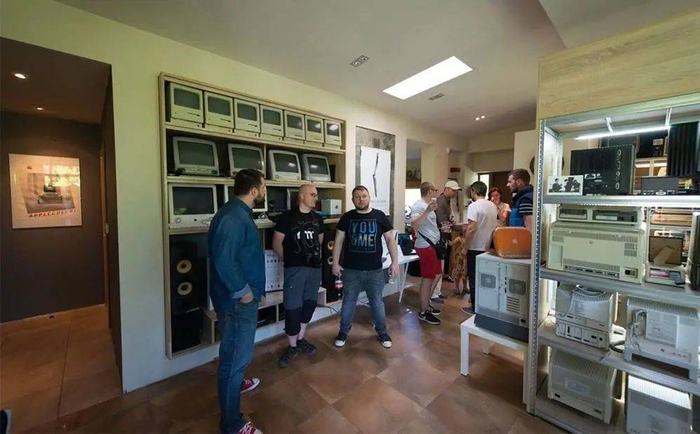 Jacek 在家中博物馆给访客介绍收藏品. 图片来自：Apple Mobile