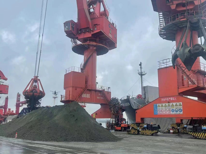 铜精矿在防城港码头卸船作业现场