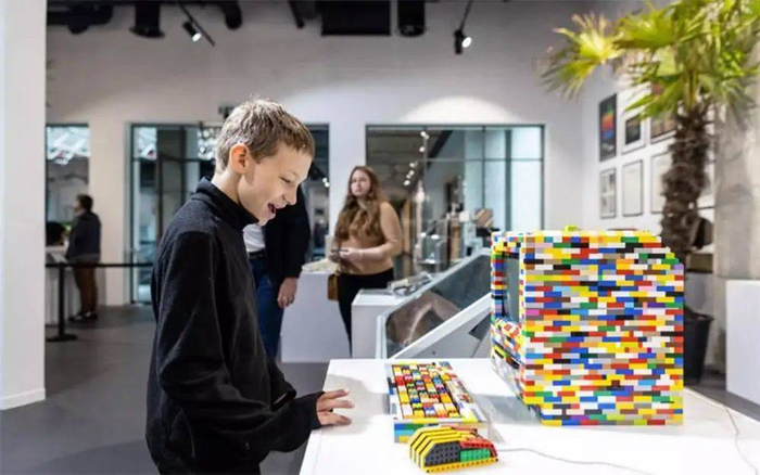 朋友 @pawel_wr 为博物馆开幕手工制作的乐高电脑. 图片来自：Free Malaysia Today