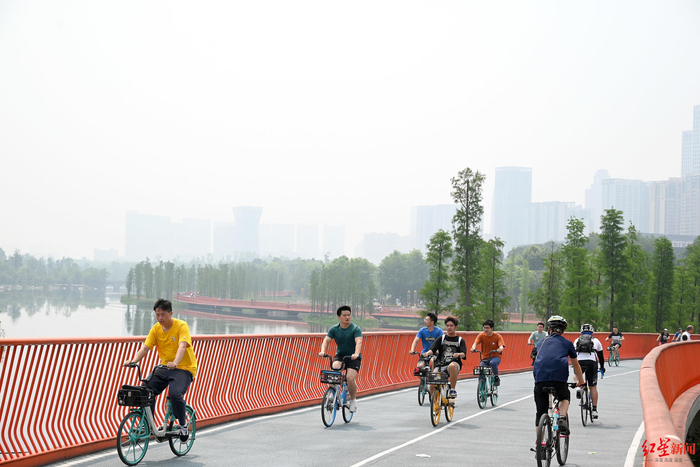 ▲市民在环城公园绿道锦城湖段骑行 王效 摄