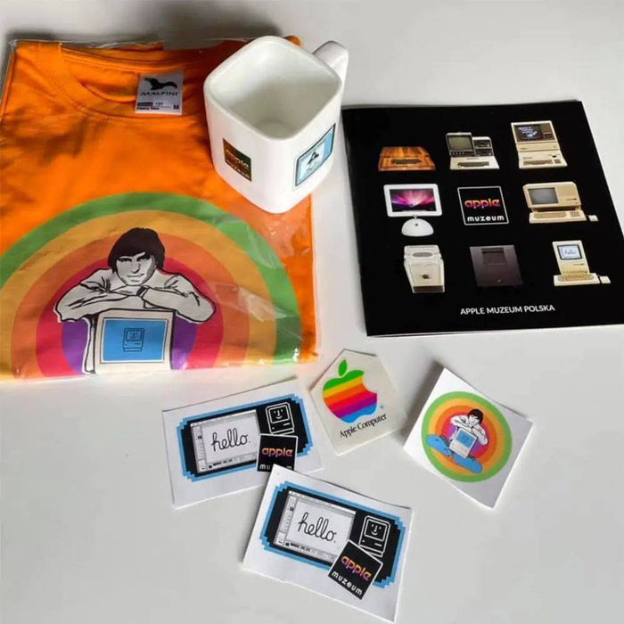 Jacek 设计的贴纸、T 恤和杯子等. 图片来自：Facebook @Apple Muzeum Polska