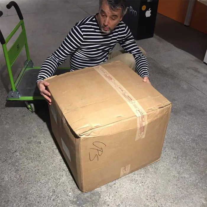 收到苹果电脑，快乐开箱的 Jacek. 图片来自：Facebook @Apple Muzeum Polska