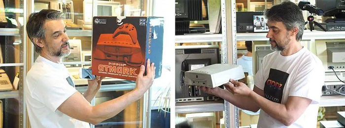 开馆当天 Jacek 拆开全新未使用的 Apple Pippin. 图片来自：iMagazine