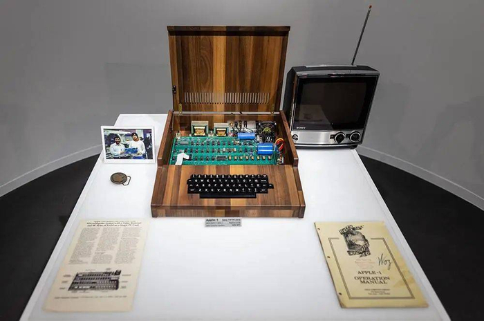 波兰苹果博物馆入口处展示的 Apple-1 复制品. 图片来自：discoverwithtravel.com