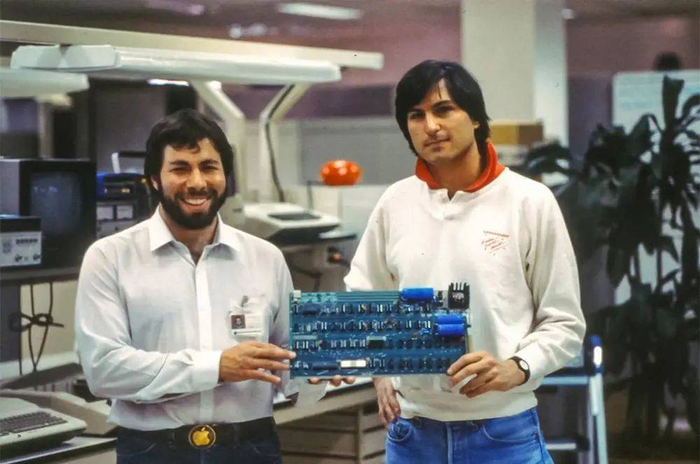 手举着 Apple-1 的史蒂夫·沃兹尼亚克和乔布斯. 图片来自：eBay