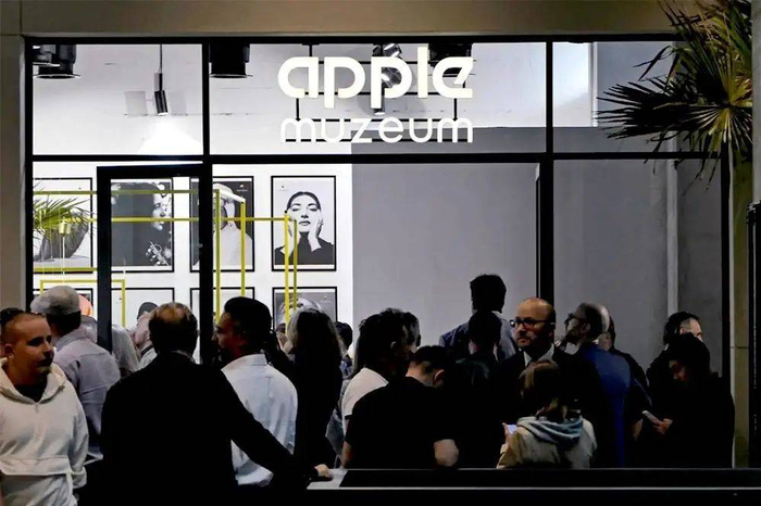 开幕式当天的波兰苹果博物馆. 图片来自：Instagram @julianwandzilak