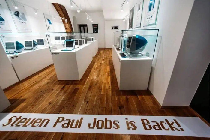 庆祝乔布斯重返苹果的专设展厅. 图片来自：Cult of Mac