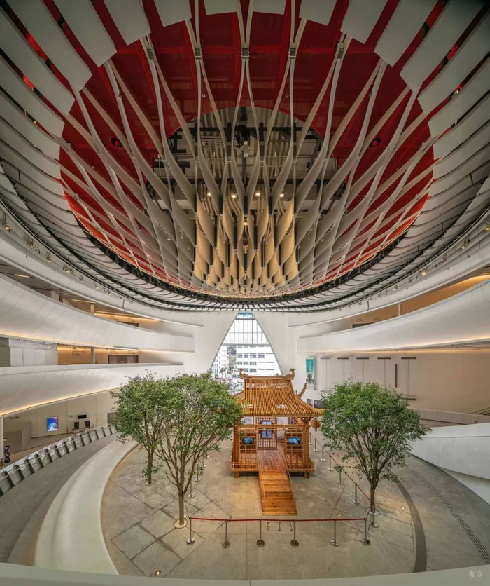 △ 中庭是24小时开放的公共场所，以现代空间承载传统艺术，让看戏或不看戏的民众都有机会感受建筑的魅力