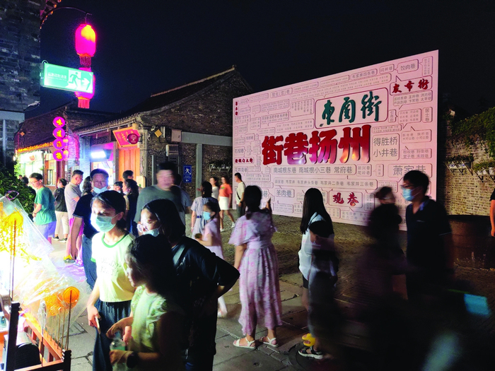 东关街上人来人往。胡俭 摄