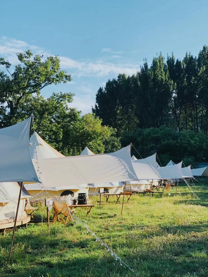 位于北京怀柔区的向果露营社区为游客提供帐篷露营体验。（资料图片）