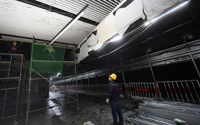 北京地铁16号线丰台站，工人们正在安装吊顶。新京报记者 王贵彬 摄