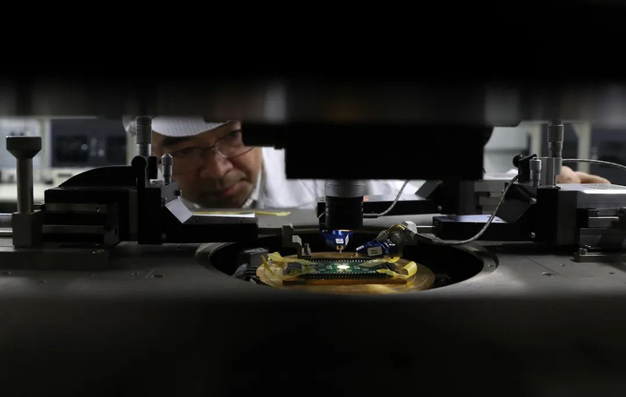 △吴剑旗院士在中国电科38所微波技术研发中心了解自主可控微波芯片研发情况。